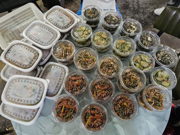 반찬구입 및 후원김치 수령사진 (2).jpg