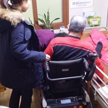 이용인들의 팔다리가 되어 드리는 사회복지사 이미지