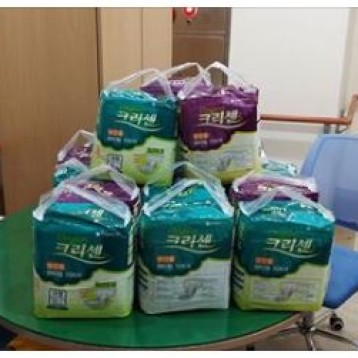 복지관이용인에게 기저귀 후원 이미지