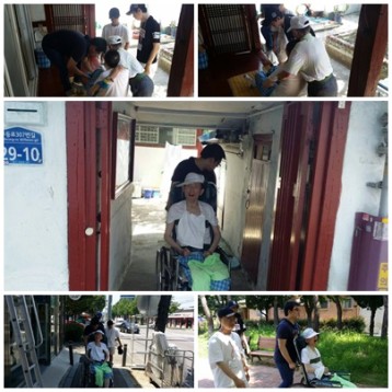 재가가정 방문하여 외출지원 진행 이미지