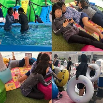 워터슬라이드에서 물놀이 진행 이미지